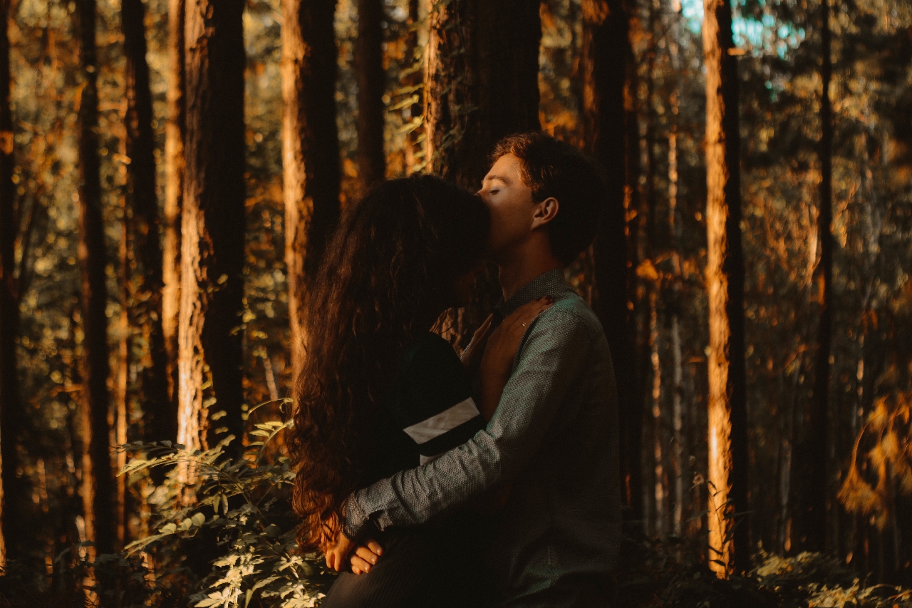 Gonorrhea facts. Image is of a young couple hugging outside.